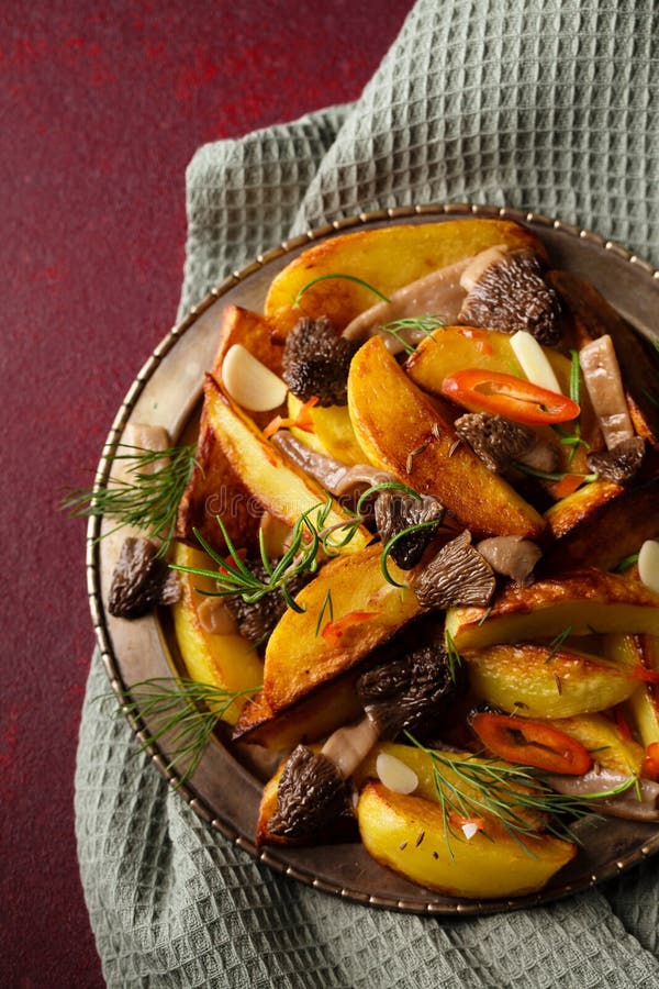 Patate di consumo con funghi selvatici fotografie stock