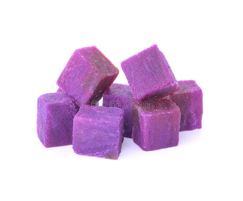 Patate dolci porpora del cubo isolate su bianco immagini stock libere da diritti Patate dolci porpora del cubo isolate su bianco immagini stock libere da diritti