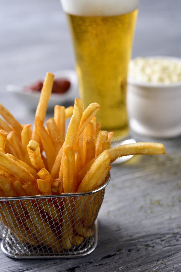 Patate fritte, birra, maionese e ketchup immagini stock Patate fritte, birra, maionese e ketchup immagini stock