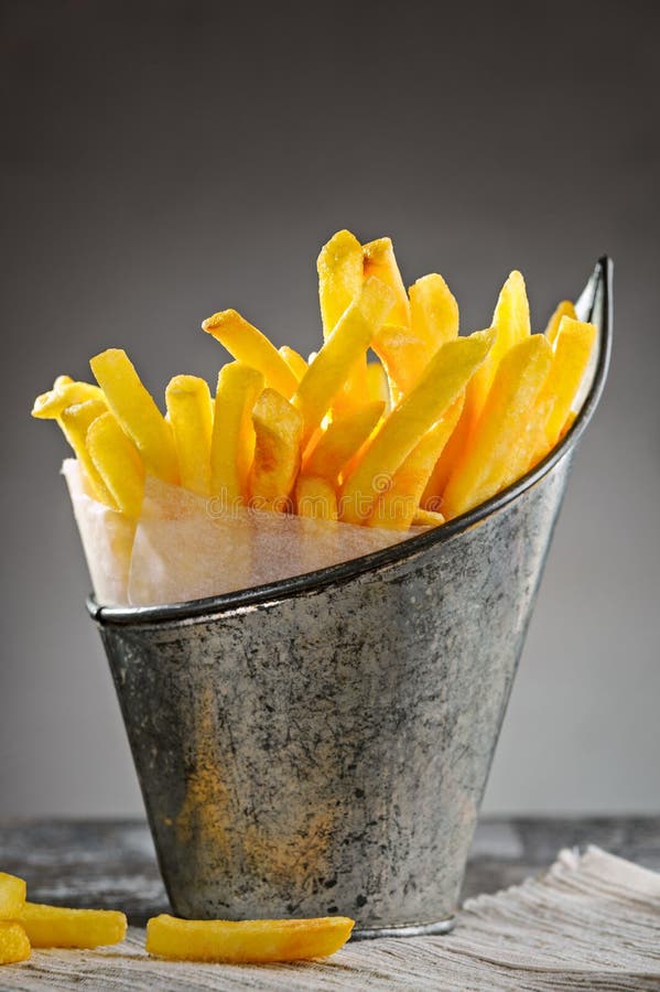 Patate fritte in un secchio fotografia stock libera da diritti Patate fritte in un secchio fotografia stock libera da diritti