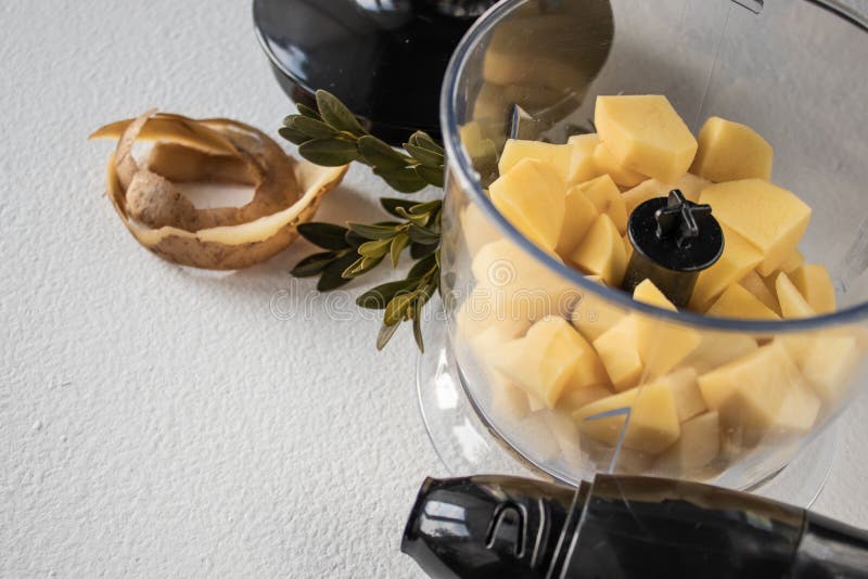 Patate sbucciate e tagliato cottura immagine stock Patate sbucciate e tagliato cottura immagine stock