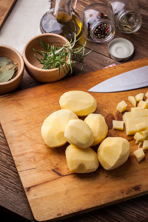 Patate tagliate fotografie stock Patate tagliate fotografie stock