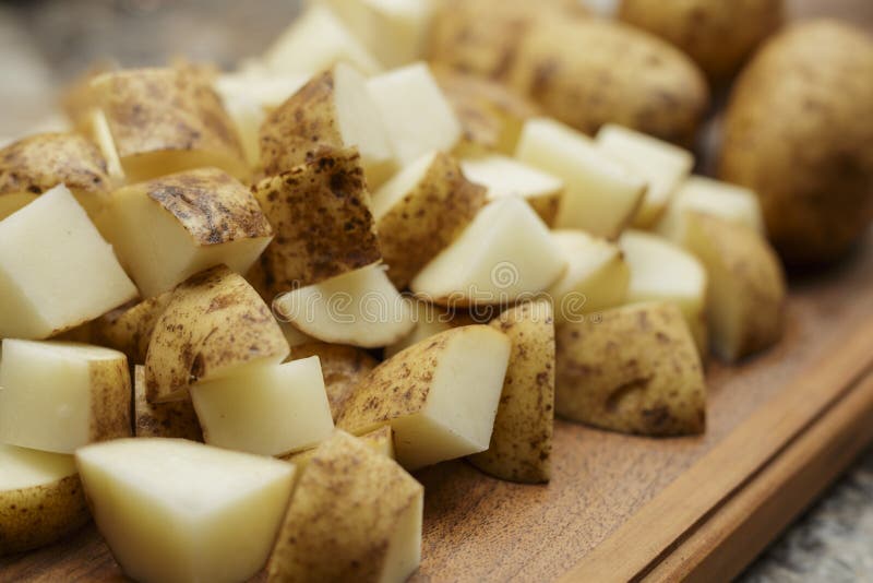 Patate tagliate fotografie stock libere da diritti Patate tagliate fotografie stock libere da diritti