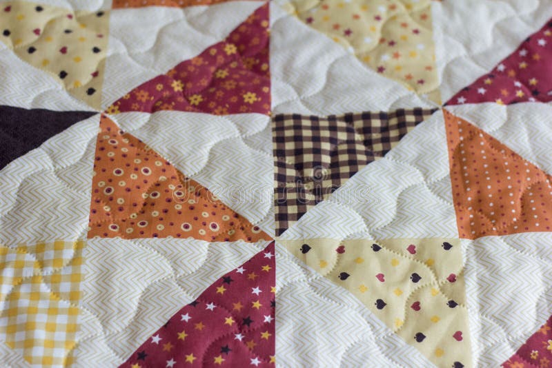 Ένα patchwork κούλτε ή κάλυμμα κρεβατιού. Ένα κομμάτι από ένα patchwork κούλτε ως φόντο. Πολύχρωμο patchwork κούλτε. Πολύχρωμη κου στοκ εικόνα