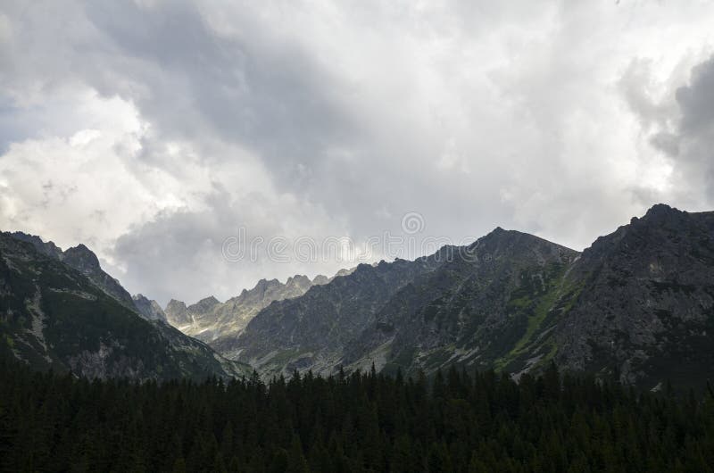 Cesta medzi Popradským Plesom a Štrbským Plesom, Slovensko. Vysoké Tatry v zamračenej hmle da