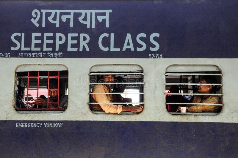 Pathankot, Índia, o 9 de setembro de 2010: Trem indiano da classe do dorminhoco foto de stock Pathankot, Índia, o 9 de setembro de 2010: Trem indiano da classe do dorminhoco foto de stock