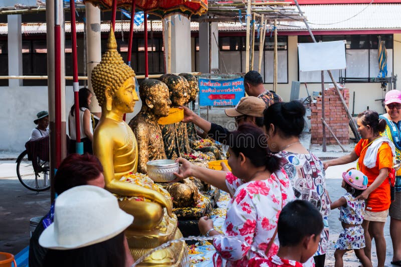 Pathum Thani, makham van WẠ¡ D/Thailand 15 April 2018: De mensen zijn nemen een standbeeld van badboedha Één van de tradities v royalty-vrije stock fotografie Pathum Thani, makham van WẠ¡ D/Thailand 15 April 2018: De mensen zijn nemen een standbeeld van badboedha Één van de tradities v royalty-vrije stock fotografie