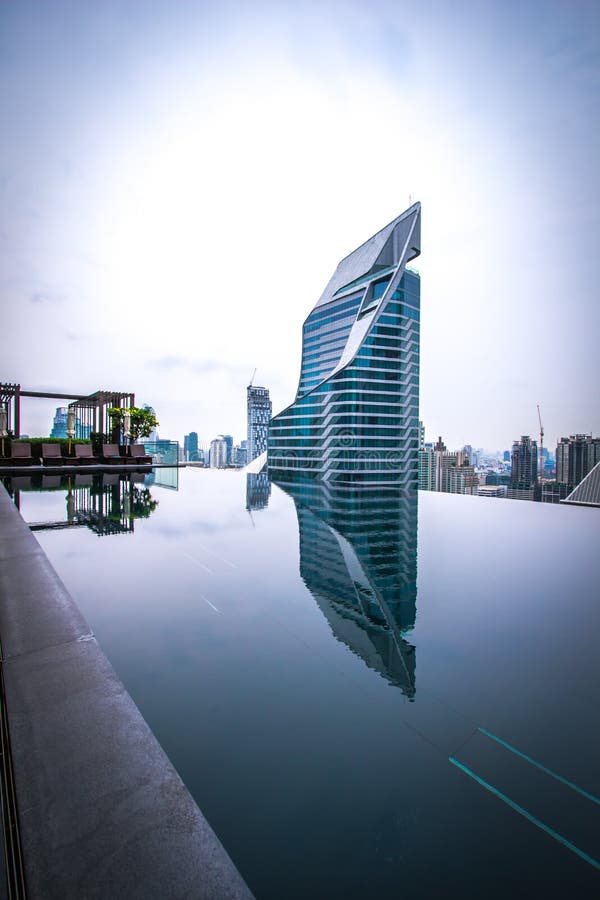 Pathum Wan, Bangkok, Thailand am 16. März 2019: Schöne Landschaft mit Schwimmbad der Okura Prestige Bangkok, CENTRAL EMBAS stockfotografie Pathum Wan, Bangkok, Thailand am 16. März 2019: Schöne Landschaft mit Schwimmbad der Okura Prestige Bangkok, CENTRAL EMBAS stockfotografie