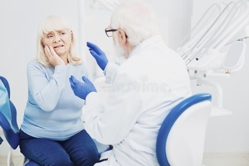 Patient de consultation de dentiste masculin sensible image stock Patient de consultation de dentiste masculin sensible image stock