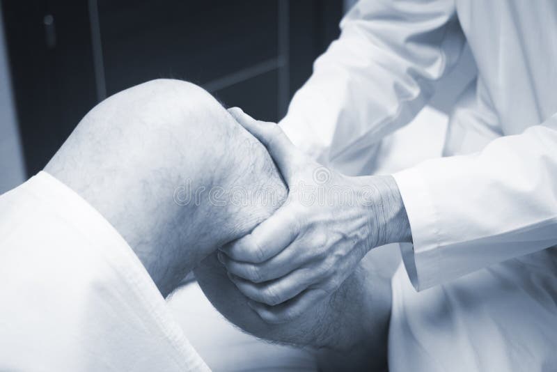 Patient de examen de docteur orthopédique de chirurgien de Traumatologist image libre de droits Patient de examen de docteur orthopédique de chirurgien de Traumatologist image libre de droits