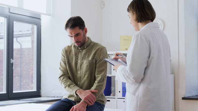 Patient, der dem Arzt eine Armverletzung zeigte