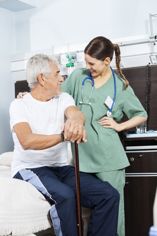 Patient et infirmière supérieurs Looking At Each de jeunes autre images stock Patient et infirmière supérieurs Looking At Each de jeunes autre images stock