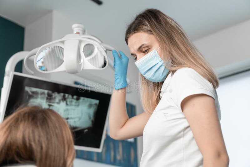 Pacientul are ocazia să-și îmbunătățească calitatea vieții datorită unui zâmbet sănătos. dentistul cu atenție royalty free stock photo