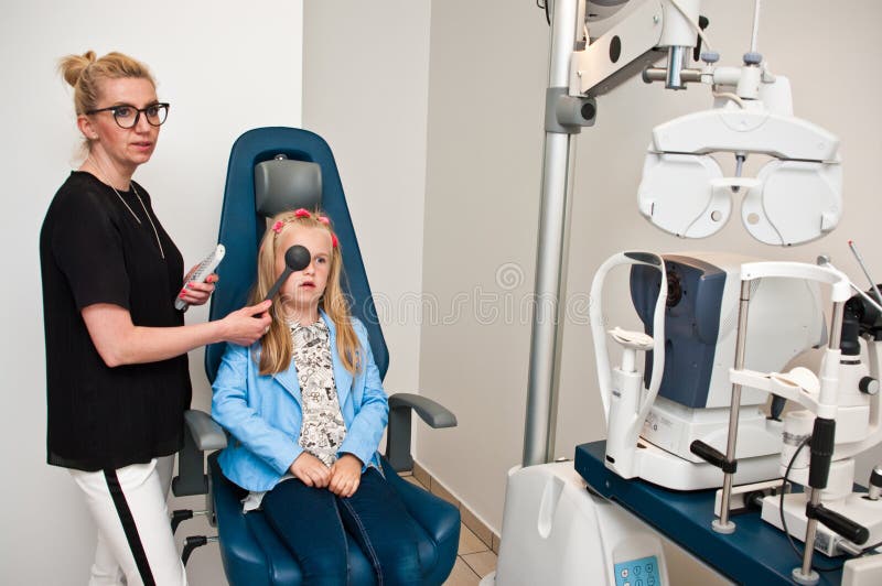 Patient i optometrikerkontoret för ögonundersökning royaltyfri foto Patient i optometrikerkontoret för ögonundersökning royaltyfri foto