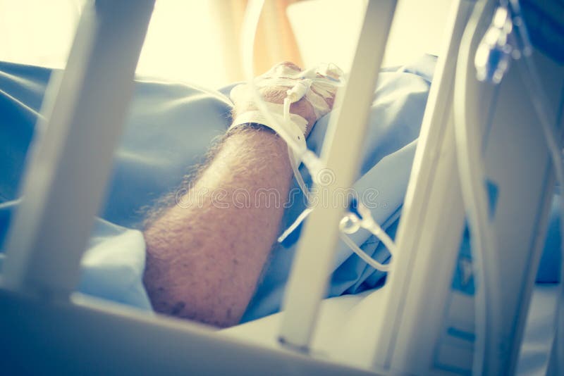 Patient im Krankenhaus-Bett und dem Haben des Iv-Lösungs-Tropfens lizenzfreie stockfotos Patient im Krankenhaus-Bett und dem Haben des Iv-Lösungs-Tropfens lizenzfreie stockfotos