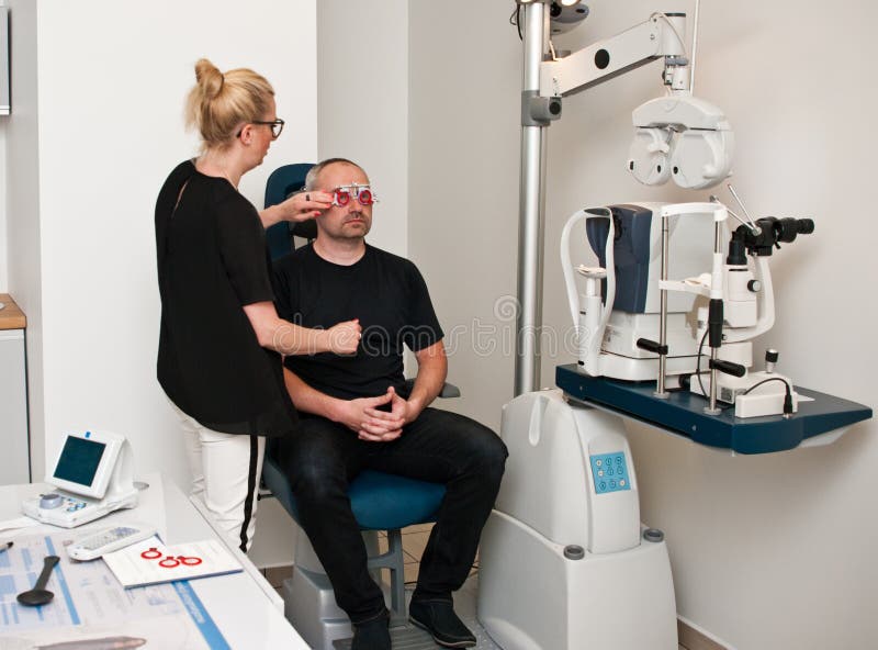 Patient im Optometrikerbüro für Sehtest lizenzfreies stockbild Patient im Optometrikerbüro für Sehtest lizenzfreies stockbild