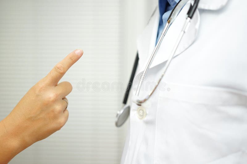 Patient ist auf Doktor wegen des medizinischen Fehlers verärgert