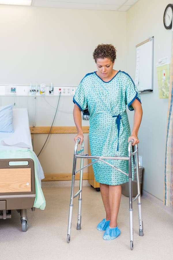 Patient Marchant Avec L'aide De Walker In Image stock Image du