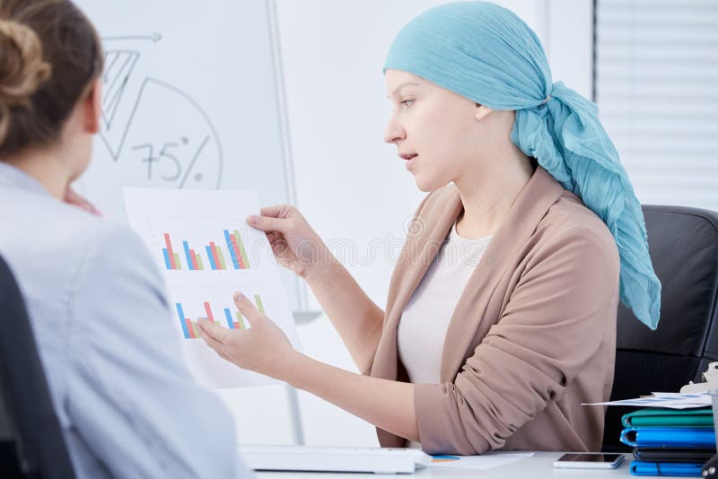Patient och doktor som diskuterar diagram royaltyfri fotografi