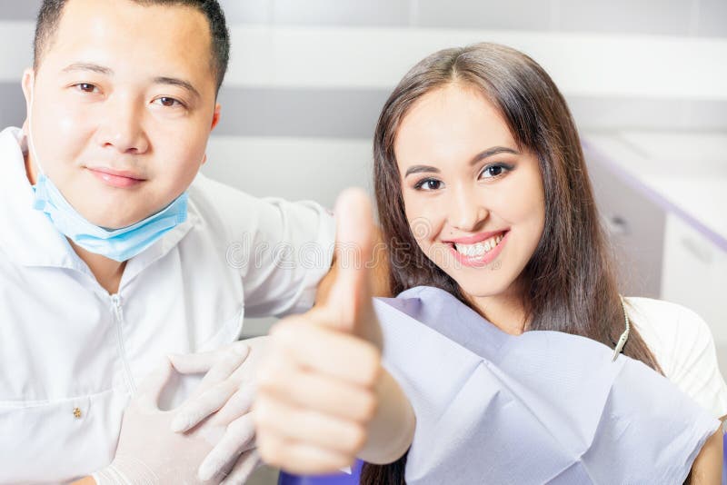 Patient réussi de visite au docteur de dentiste images stock Patient réussi de visite au docteur de dentiste images stock