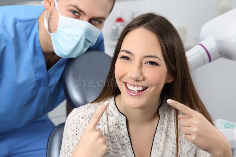 Patient satisfaisant de dentiste montrant son sourire parfait