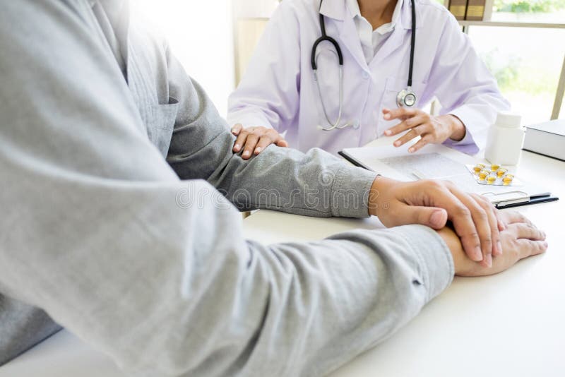 patient som fast beslutsamt lyssnar till en förklarande patient s för manlig doktor royaltyfria bilder patient som fast beslutsamt lyssnar till en förklarande patient s för manlig doktor royaltyfria bilder