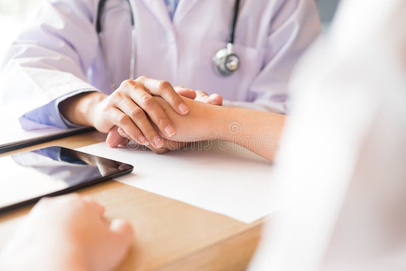 Patient som fast beslutsamt lyssnar till en manlig doktor som förklarar tålmodiga tecken eller frågar en fråga, som de diskuterar arkivbilder Patient som fast beslutsamt lyssnar till en manlig doktor som förklarar tålmodiga tecken eller frågar en fråga, som de diskuterar arkivbilder
