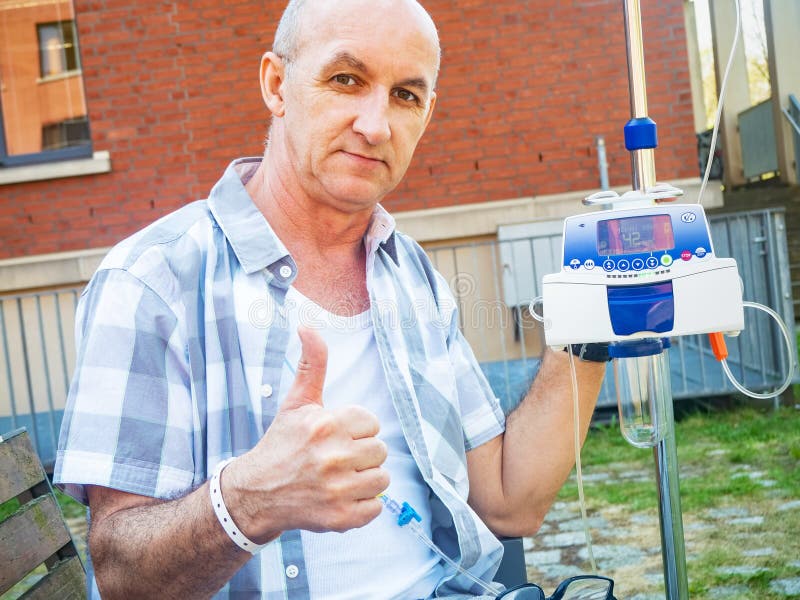Patient som genomgår godkännande för gest för chemobehandlingshower royaltyfria bilder Patient som genomgår godkännande för gest för chemobehandlingshower royaltyfria bilder