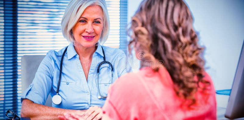 Patient som konsulterar en doktor royaltyfri fotografi Patient som konsulterar en doktor royaltyfri fotografi