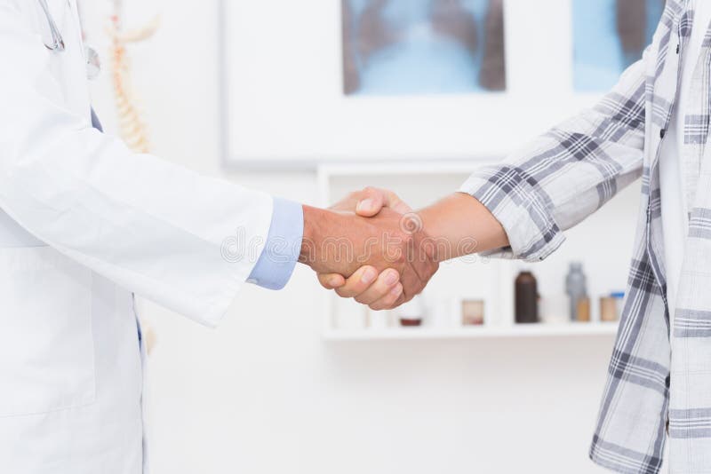 Patient som skakar händer med doktorn arkivbild Patient som skakar händer med doktorn arkivbild
