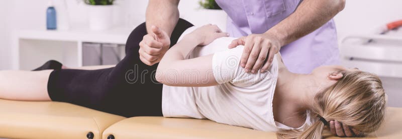 Patient und Physiotherapeut während der Rehabilitation im Krankenhaus lizenzfreies stockfoto Patient und Physiotherapeut während der Rehabilitation im Krankenhaus lizenzfreies stockfoto