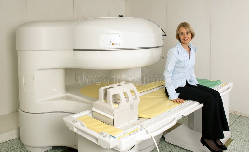 Joven mujer hermosa espera médico escáner.