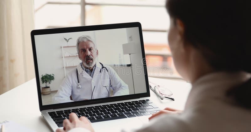 Patient à distance de vidéoconférence supérieure de médecin pendant l'appel vidéo de télémédecine