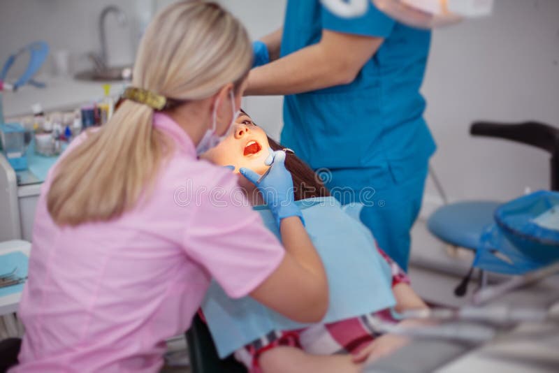 Patiente de fille à une réception au dentiste image libre de droits Patiente de fille à une réception au dentiste image libre de droits