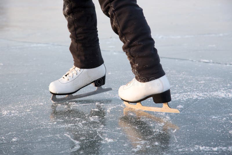 Patinage de glace de jeune femme à l'extérieur photos stock Patinage de glace de jeune femme à l'extérieur photos stock