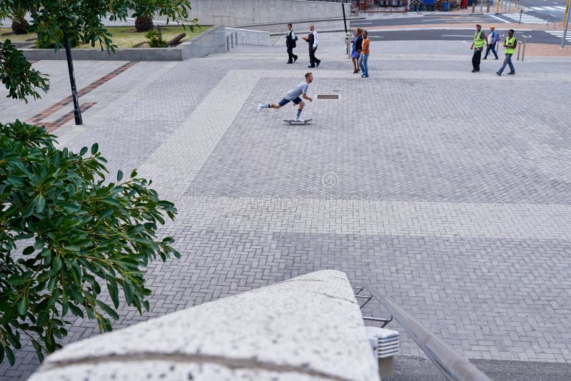 Patinage de ville et homme avec pratique de skateboard ou des compétences pour concours sur la route ou cascade pour le jeu. Extér photographie stock libre de droits