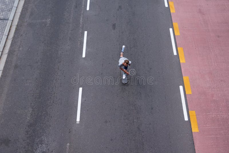 Patinage de ville et homme avec vitesse de skateboard et des compétences pour le tour de performance et cascade pour le jeu. Planc image libre de droits
