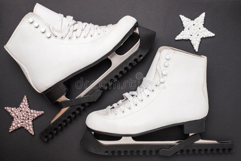 Patines y estrellas brillantes en fondo negro foto de archivo libre de regalías Patines y estrellas brillantes en fondo negro foto de archivo libre de regalías