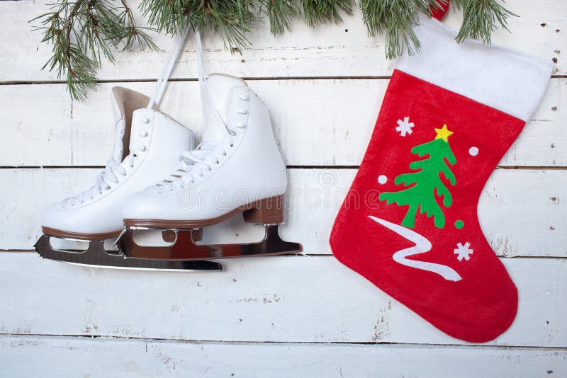 Patines y ramas del calcetín y del pino de la Navidad foto de archivo libre de regalías Patines y ramas del calcetín y del pino de la Navidad foto de archivo libre de regalías