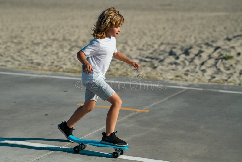 Skateboarder Infantil Monta En Patineta En La Calle. Niño En Una Ciudad De  Verano. Niño Pequeño Niño Pequeño Montando Skateboard E Imagen de archivo -  Imagen de elegante, manera: 264385035