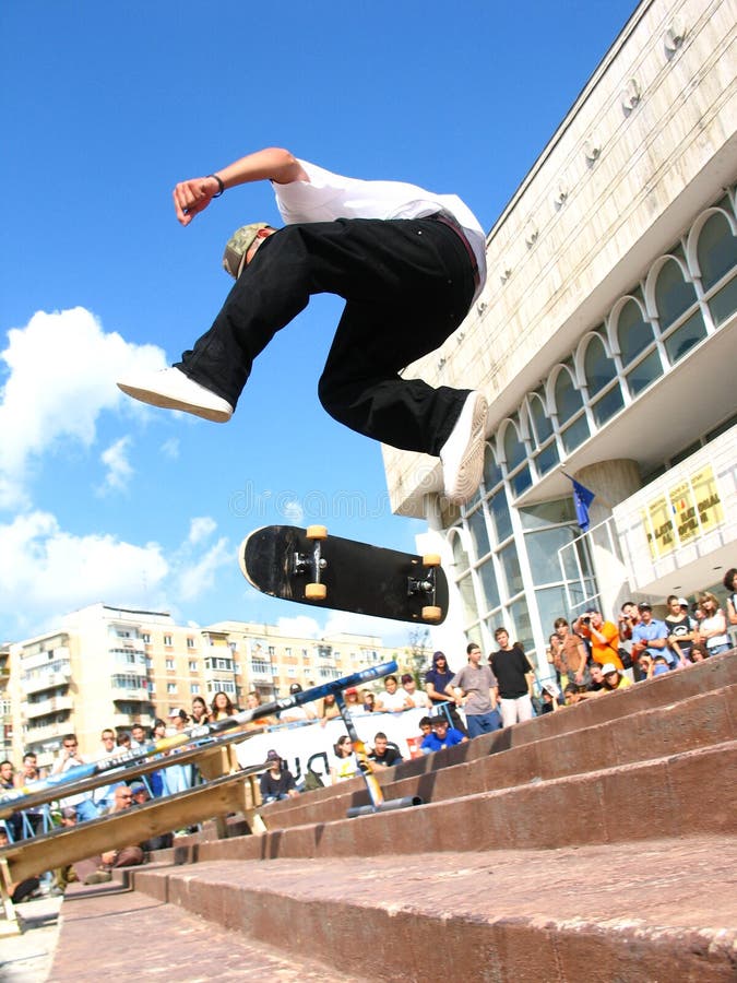 Patineur 360 renversant à un concours image libre de droits Patineur 360 renversant à un concours image libre de droits