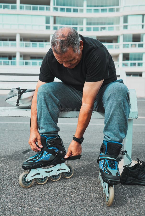 Patins De Hobby E Patins De Rolo De Telefone Celular E De Jovem Ou Menina.  Smartphone Com Aplicativo De Jogos De Skate. Móvel Imagem de Stock - Imagem  de celular, patinar: 271433541