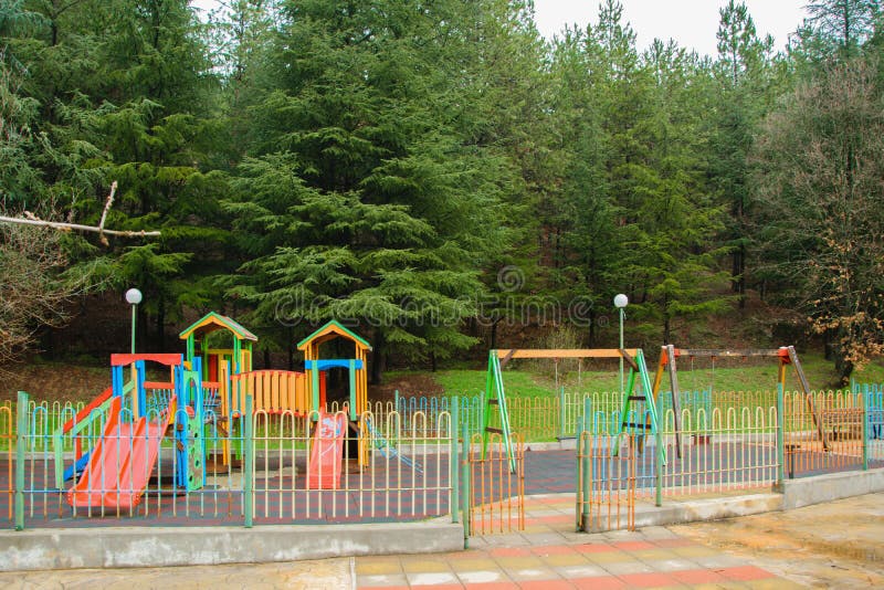 Patio colorido de los niños en la zona verde fotos de archivo Patio colorido de los niños en la zona verde fotos de archivo