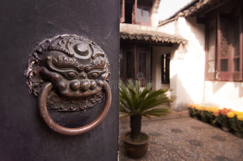 Patio d'une maison de chinois traditionnel behing une porte fermée image stock Patio d'une maison de chinois traditionnel behing une porte fermée image stock