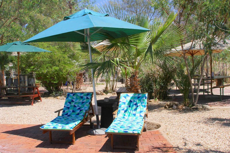 Patio de jardin de parasol de lits de Sun, station de vacances africaine, Namibie photo stock Patio de jardin de parasol de lits de Sun, station de vacances africaine, Namibie photo stock