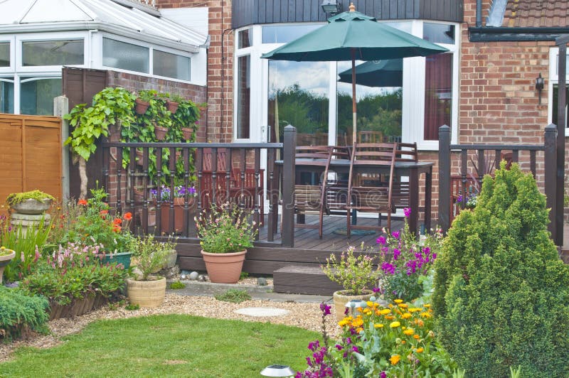Jardín Inglés Con Muebles De Madera De Lujo Del Jardín Foto de archivo