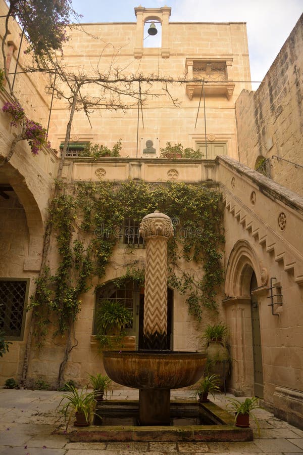 Patio de Palazzo Falson en Mdina, Malta imágenes de archivo libres de regalías Patio de Palazzo Falson en Mdina, Malta imágenes de archivo libres de regalías