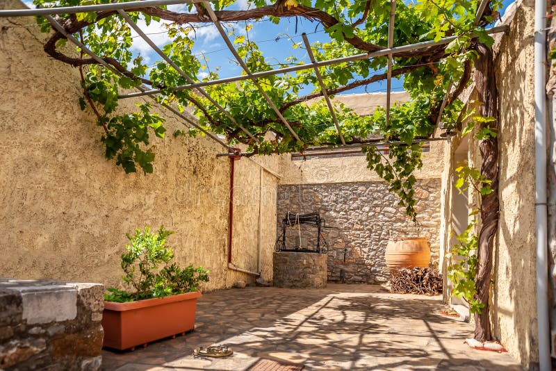 Patio de una casa antigua foto de archivo. Imagen de rayo 253445146