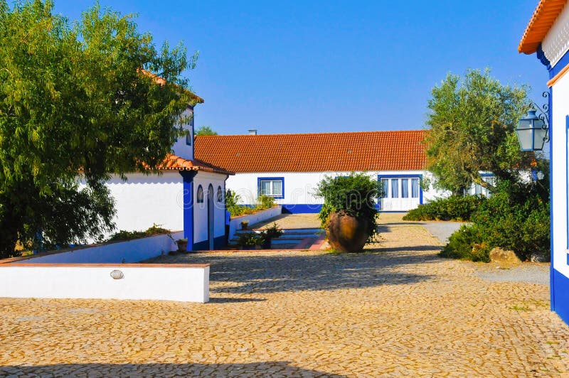 Patio del estado típico del país, casas blancas típicas de Alentejo, viaje Portugal imagen de archivo Patio del estado típico del país, casas blancas típicas de Alentejo, viaje Portugal imagen de archivo