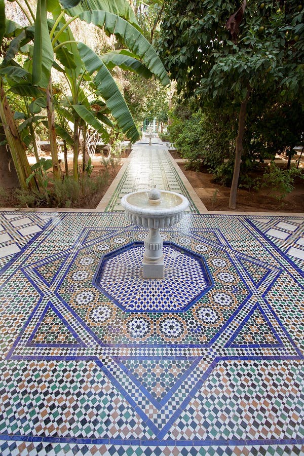 Patio del jardín con la fuente y las tejas de mosaico en palacio marroquí imágenes de archivo libres de regalías Patio del jardín con la fuente y las tejas de mosaico en palacio marroquí imágenes de archivo libres de regalías